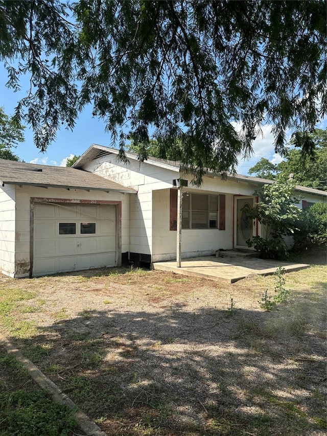 202 W Rowena St, Rosebud, TX 76570 - ranch-style home with a garage