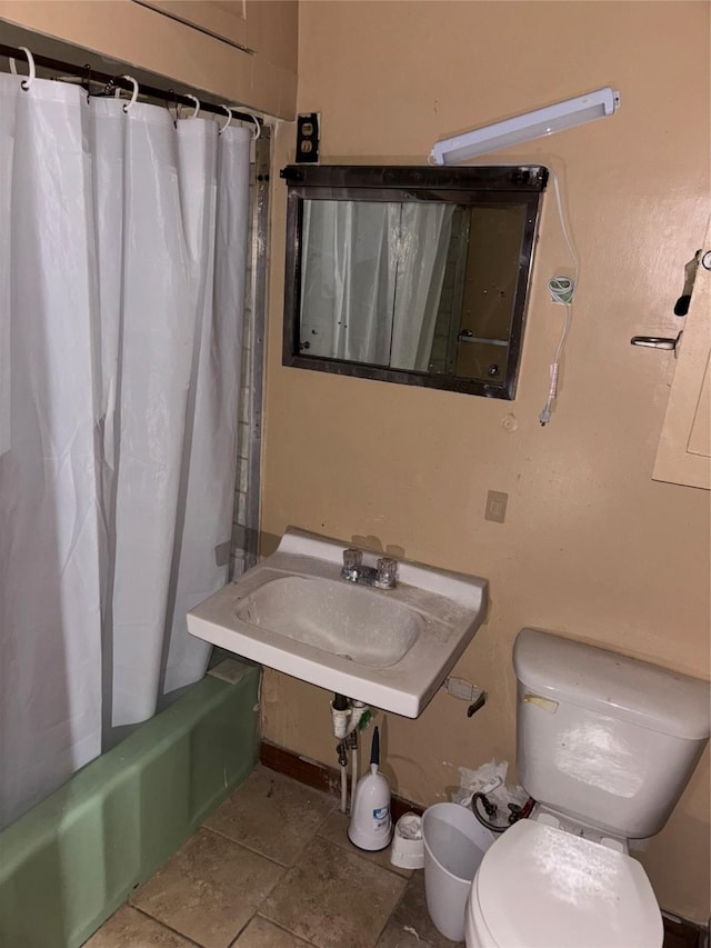 105 Philview St, Borger, TX 79007 - full bathroom featuring toilet, shower / tub combo with curtain, and a sink