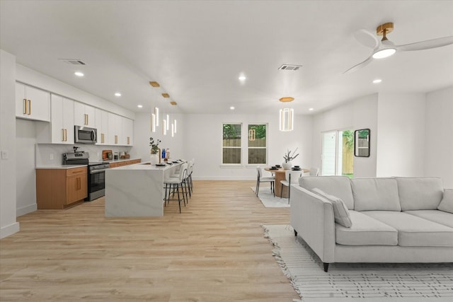 1336 Compton St, Dallas, TX 75203 - living room featuring recessed lighting, light wood finished floors, baseboards, and a ceiling fan