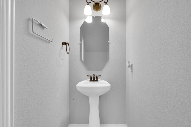 417 Sagebrush Ln, Waxahachie, TX 75165 - bathroom featuring a textured wall