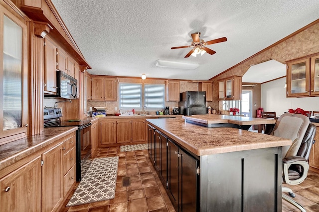 115 Candlewood Cir, Gainesville, TX 76240 - kitchen featuring black appliances, plenty of natural light, crown molding, a kitchen island, and ceiling fan
