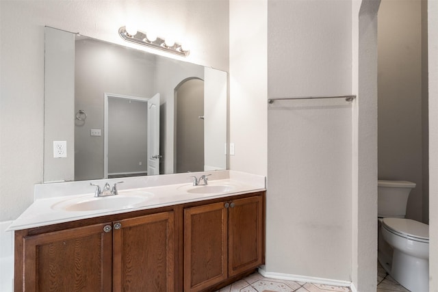 648 Tabasco Trl, Arlington, TX 76002 - full bath with double vanity and toilet