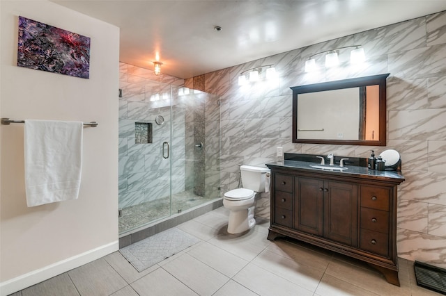 1122 Jackson St Unit 220, Dallas, TX 75202 - full bath featuring a shower stall, toilet, vanity, tile walls, and baseboards