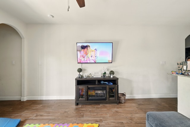 2901 18th St, Fort Worth, TX 76106 - living room with arched walkways, wood finished floors, ceiling fan, and baseboards