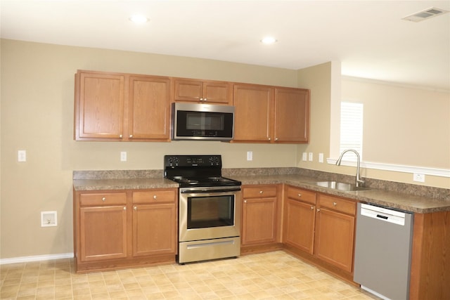 12645 Foxpaw Trl, Fort Worth, TX 76244 - kitchen featuring appliances with stainless steel finishes, a sink, a peninsula, recessed lighting, and dark countertops