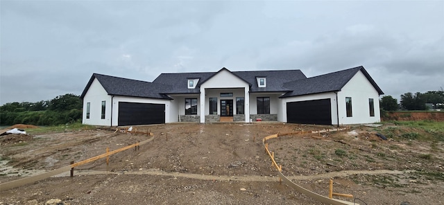 6609 Benson Ct, Mansfield, TX 76063 - modern farmhouse featuring an attached garage, stucco siding, and a shingled roof