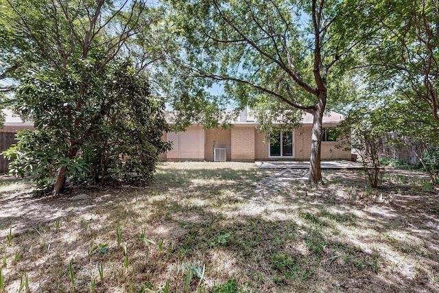 1723 Overbrook Dr, Arlington, TX 76014 - view of yard featuring central AC