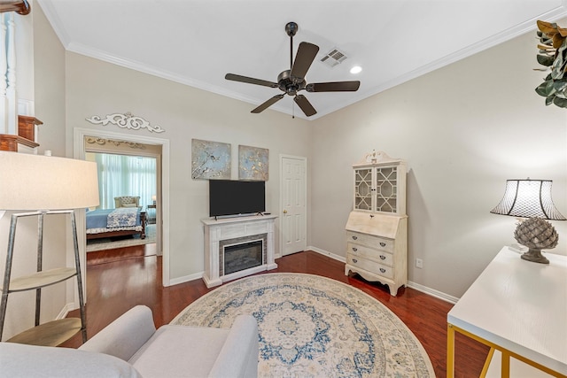 146 Shady Trl, Waco, TX 76657 - living area with crown molding, a ceiling fan, dark wood-style flooring, baseboards, and recessed lighting