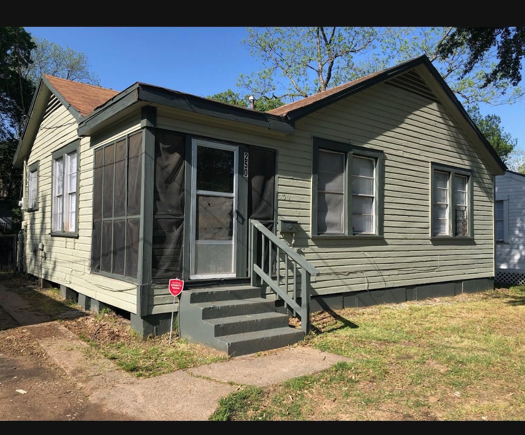 250 E 68th St, Shreveport, LA 71106 - view of front of house featuring entry steps
