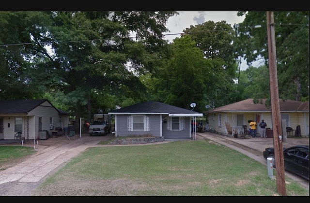2536 Desoto St, Shreveport, LA 71103 - view of front of property with a front yard