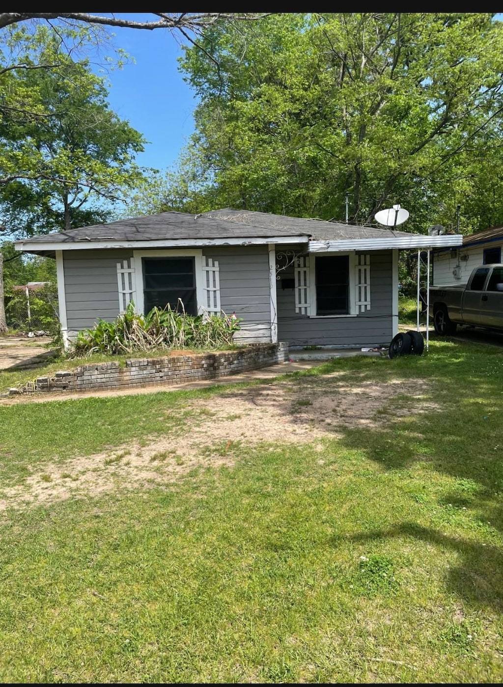 2536 Desoto St, Shreveport, LA 71103 - view of front of property with a front yard