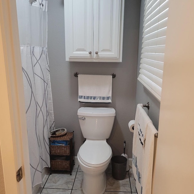 1509 W Hull St, Denison, TX 75020 - full bath featuring toilet and a shower with curtain