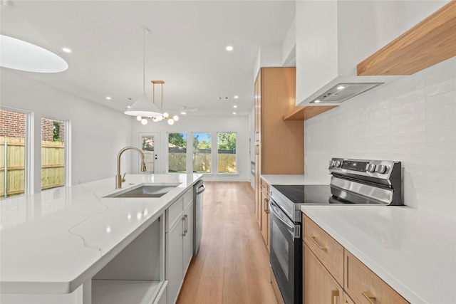 1332 Fletcher St, Dallas, TX 75223 - kitchen featuring stainless steel appliances, a sink, recessed lighting, backsplash, and light wood finished floors