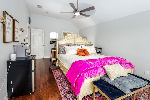 1015 W Bluff St, Fort Worth, TX 76102 - bedroom featuring wood finished floors, fridge, vaulted ceiling, and a ceiling fan