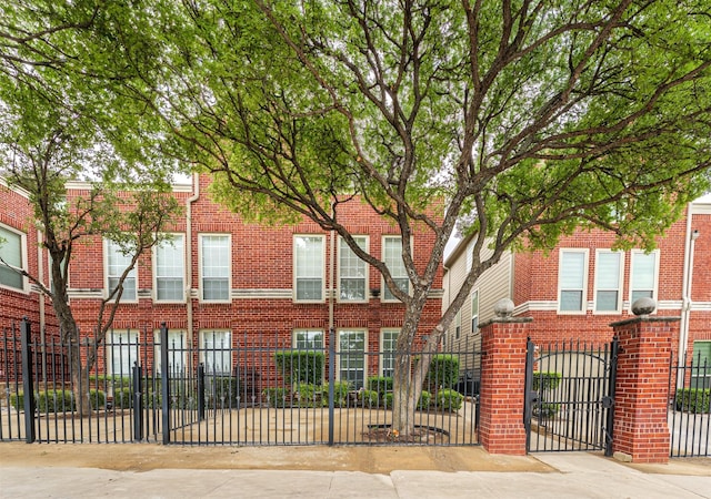 1015 W Bluff St, Fort Worth, TX 76102 - view of front of house with a fenced front yard and brick siding