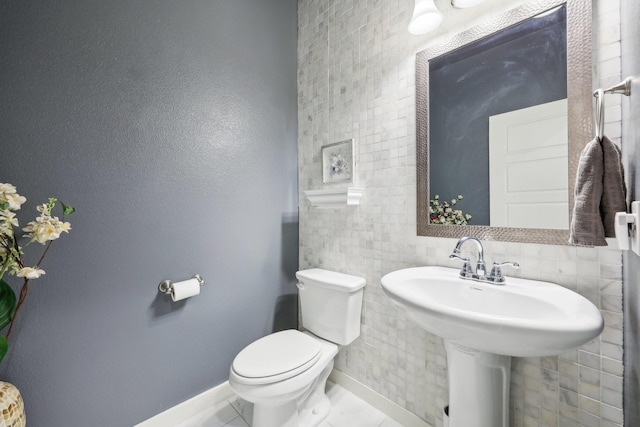 1816 Dunstan Dr, Fort Worth, TX 76052 - bathroom with toilet, baseboards, and a sink