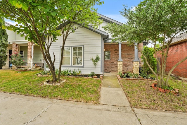 4706 Spring Ave, Dallas, TX 75210 - view of front of property with a front yard and brick siding