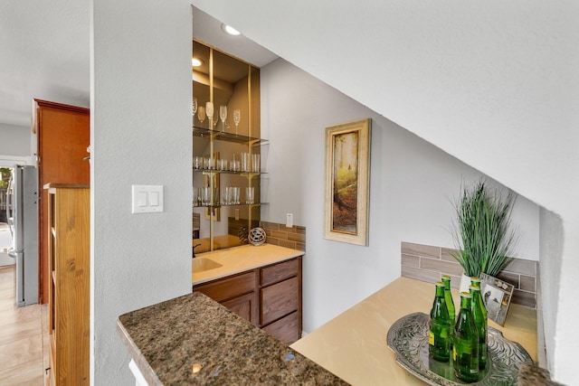 6821 Rochelle Dr, Plano, TX 75023 - indoor bar with decorative backsplash, freestanding refrigerator, and recessed lighting