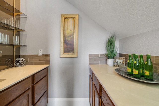 6821 Rochelle Dr, Plano, TX 75023 - bar area featuring tasteful backsplash and lofted ceiling