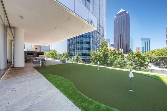 1747 Leonard St Unit 903, Dallas, TX 75201 - view of home's community featuring an area to practice putting and a view of city