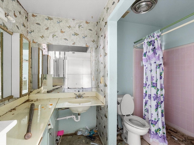 801 E Timberview Ln, Arlington, TX 76014 - bathroom with toilet, tiled shower, wallpapered walls, and vanity