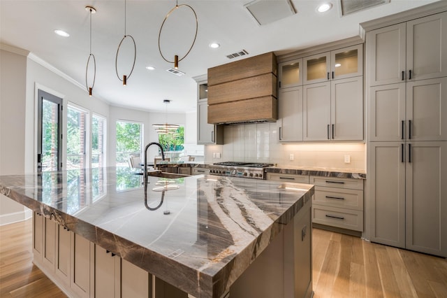 805 Cross Ln, Southlake, TX 76092 - kitchen featuring ornamental molding, custom exhaust hood, backsplash, recessed lighting, and a spacious island