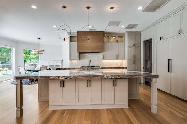 805 Cross Ln, Southlake, TX 76092 - kitchen featuring ornamental molding, dark stone countertops, backsplash, light wood-style floors, and recessed lighting