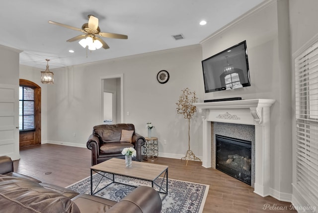 2087 Sand Crest Dr, Shreveport, LA 71118 - living area featuring baseboards, wood finished floors, a glass covered fireplace, a ceiling fan, and recessed lighting