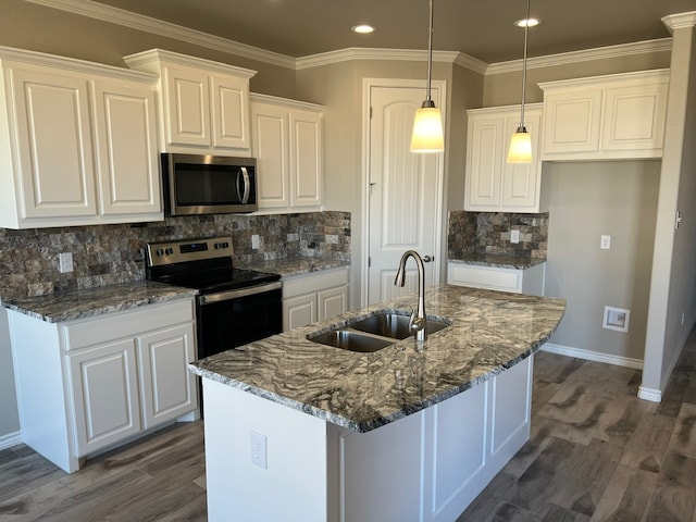 554 Calla Lily Dr, Tolar, TX 76476 - kitchen featuring stainless steel appliances, a sink, white cabinets, recessed lighting, and dark wood-style floors