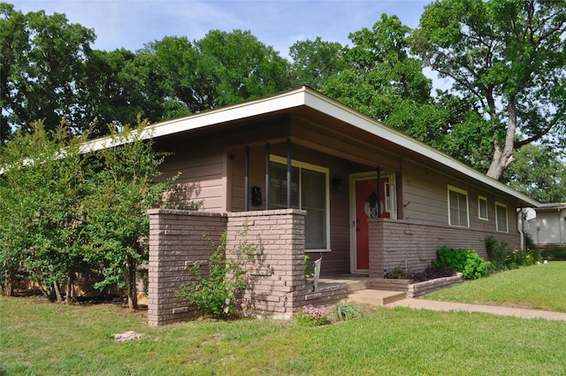 1405 Rolling Hills Dr, Graham, TX 76450 - view of front facade with brick siding and a front lawn