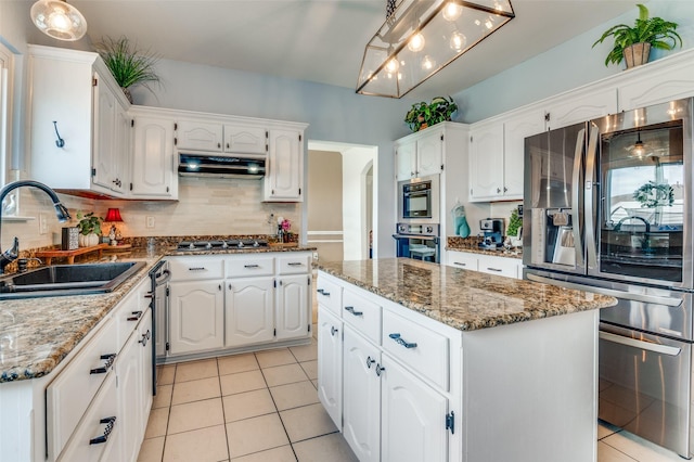 3820 Blossom Dr, Sachse, TX 75048 - kitchen featuring stainless steel appliances, a sink, under cabinet range hood, and white cabinets