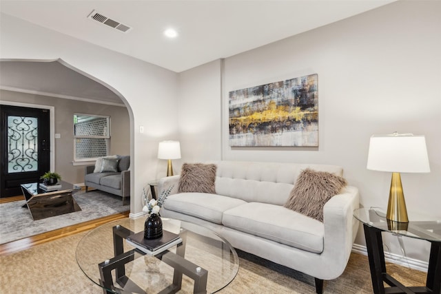 9705 Ash Creek Dr, Dallas, TX 75228 - living area featuring arched walkways, wood finished floors, recessed lighting, and baseboards