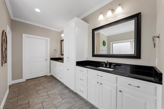 41 N Shore Cir, Waco, TX 76708 - full bath with double vanity, ornamental molding, and baseboards