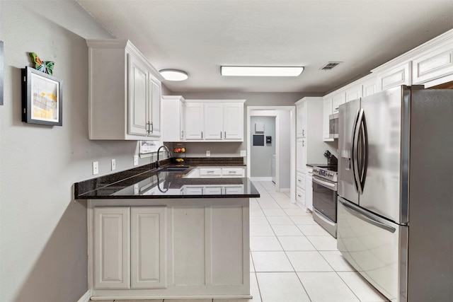 110 Harmon Cir, Blue Ridge, TX 75424 - kitchen with appliances with stainless steel finishes, a peninsula, a sink, baseboards, and white cabinets