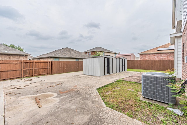 6547 Portside Ridge Ln, Dallas, TX 75249 - fenced backyard with cooling unit and a patio area