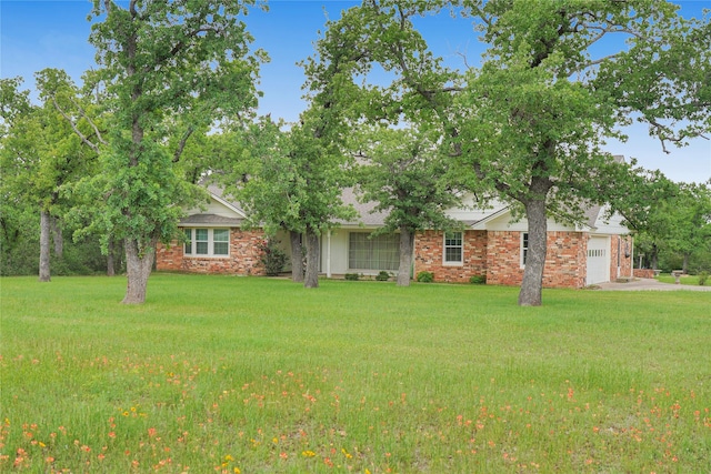 290 Berwick Rd, Jacksboro, TX 76458 - view of front of house featuring a front lawn, brick siding, and an attached garage