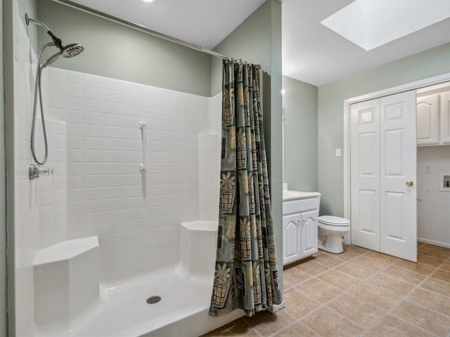 136 Lariat Loop, Holly Lake Ranch, TX 75765 - bathroom with a skylight, a tile shower, vanity, toilet, and tile patterned flooring