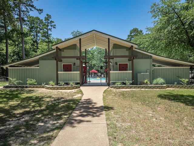 136 Lariat Loop, Holly Lake Ranch, TX 75765 - mid-century home featuring a gate and a front yard