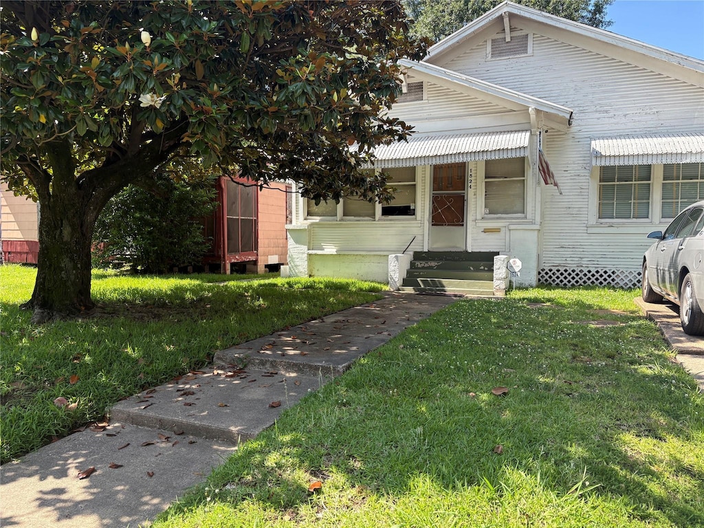 1524 W 59th St, Shreveport, LA 71108 - view of front facade featuring a front lawn and entry steps