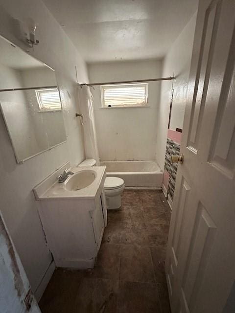 2915 56th St, Dallas, TX 75241 - bathroom with shower / bath combo with shower curtain, toilet, vanity, and plenty of natural light