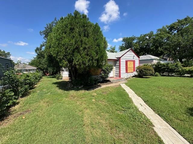 603 SW 15th St, Grand Prairie, TX 75051 - view of front of property with a front yard