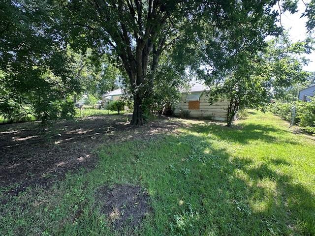 603 SW 15th St, Grand Prairie, TX 75051 - view of green lawn