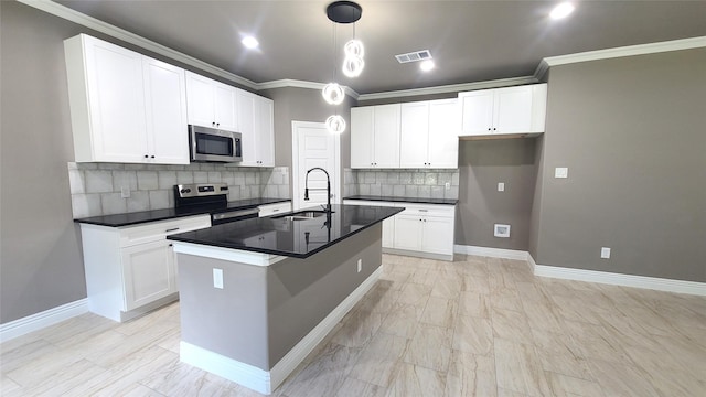 1820 Smoke Tree Ln, Dallas, TX 75253 - kitchen with appliances with stainless steel finishes, a sink, dark countertops, a kitchen island with sink, and tasteful backsplash