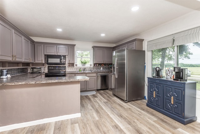 7300 W Line Rd, Collinsville, TX 76233 - kitchen with black appliances, crown molding, gray cabinets, a sink, and light wood-type flooring