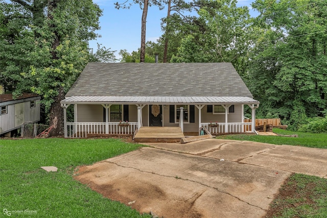 7008 Soda Point Dr, Shreveport, LA 71107 - view of front facade featuring a porch, a front yard, and metal roof