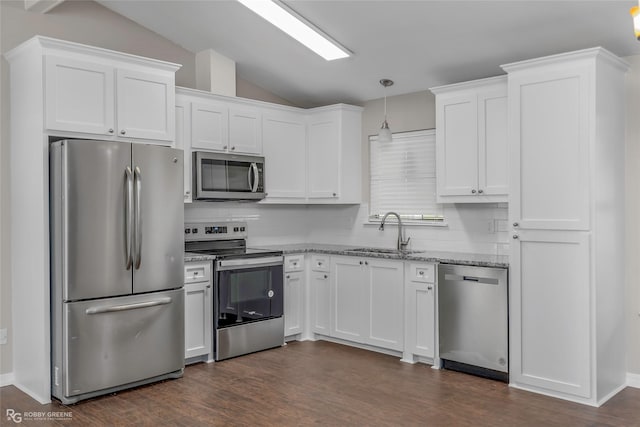 7008 Soda Point Dr, Shreveport, LA 71107 - kitchen featuring stainless steel appliances, a sink, lofted ceiling, decorative backsplash, and white cabinets