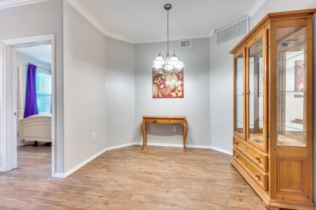 330 Las Colinas Blvd E Unit 140, Irving, TX 75039 - unfurnished dining area featuring light wood-style floors, crown molding, and a chandelier