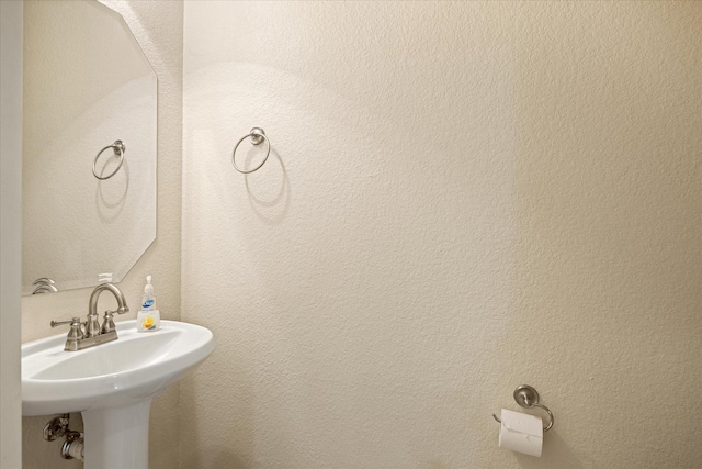 7017 Westover Dr, Granbury, TX 76049 - bathroom featuring a sink