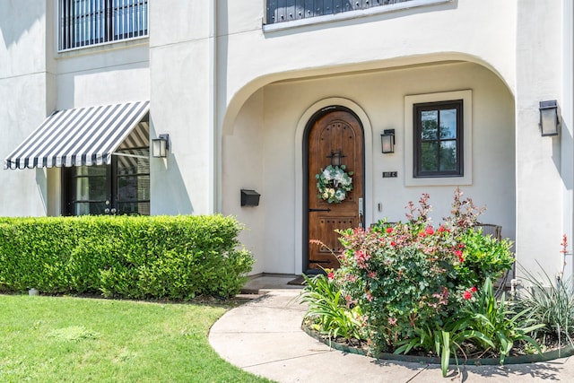 857 N Glasgow Dr Unit C, Dallas, TX 75214 - doorway to property featuring stucco siding and a yard