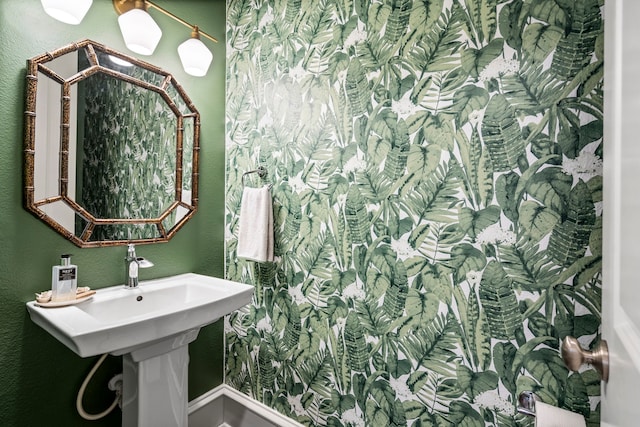 857 N Glasgow Dr Unit C, Dallas, TX 75214 - bathroom featuring a textured wall